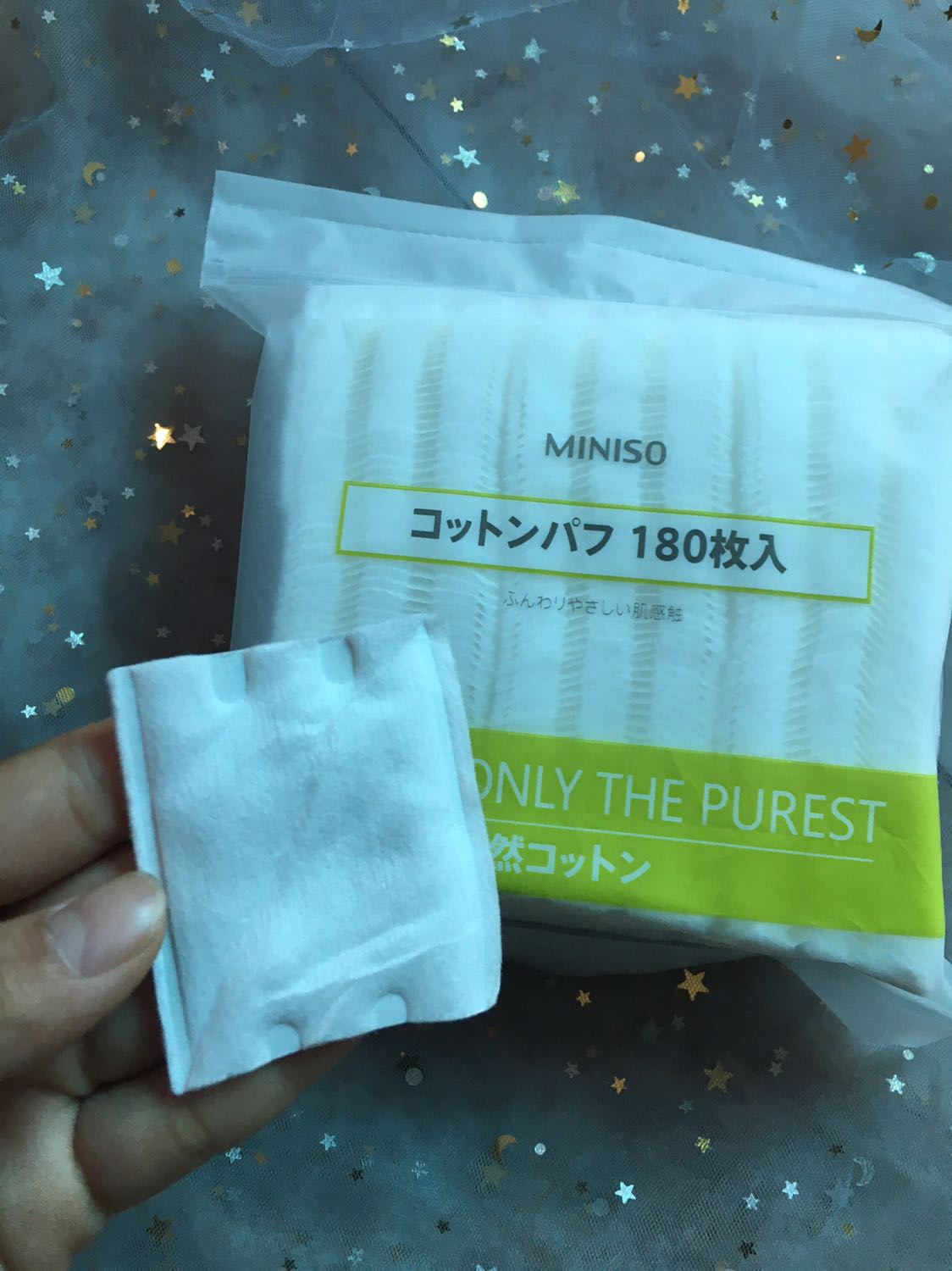 Bông tẩy trang của shoptido phải nói là không chê vào đâu được, tẩy trang bông không bị xơ, nhỏ gọn tiện lợi mang đi khắp mọi nơi