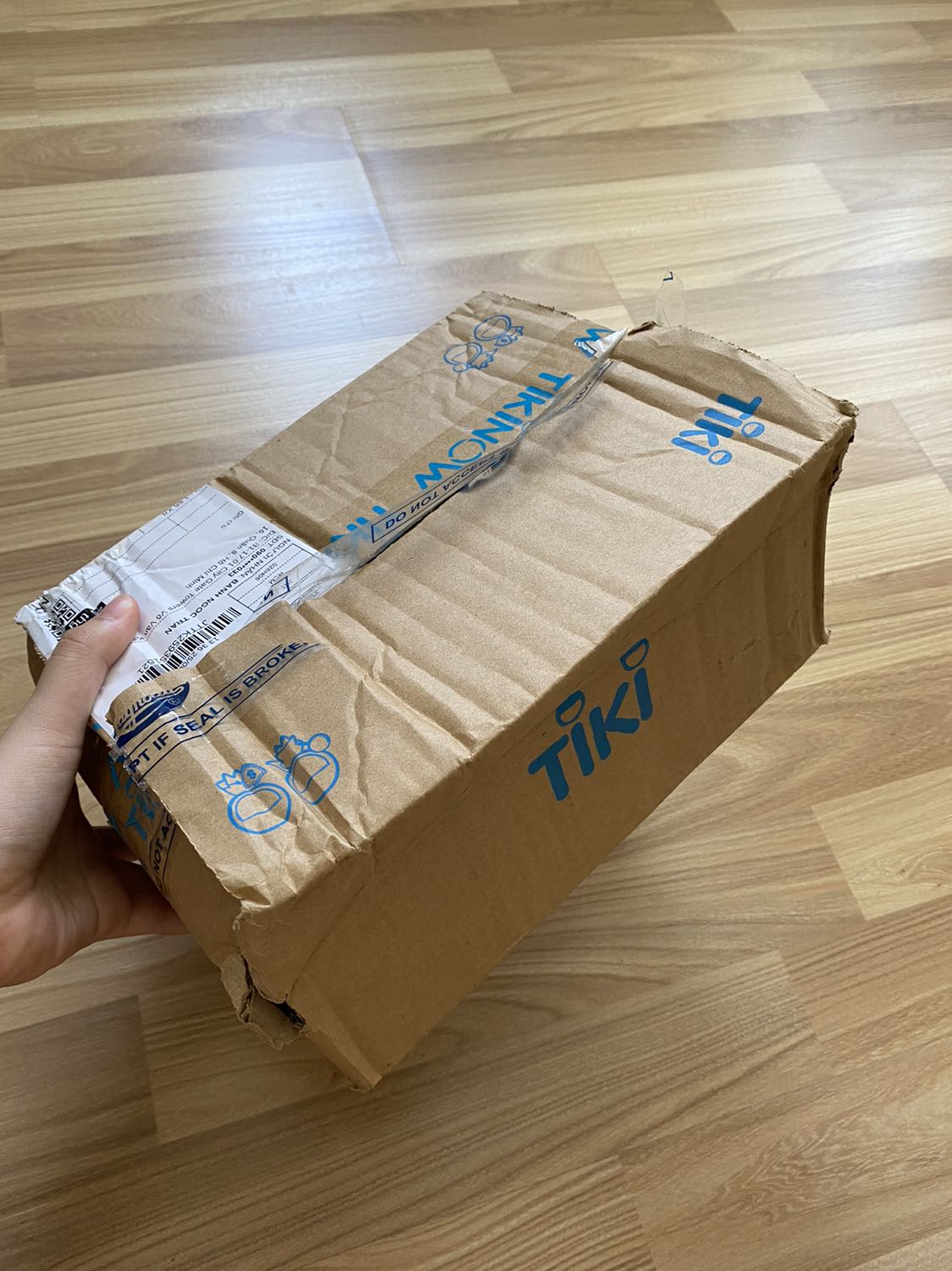 Bình thường sách mình vẫn hay ra nhà sách mua hơn để có thể lựa sách trong tình trạng tốt nhất nhưng do dịch nên đây là lần đầu tiên mình mua sách tại Tiki, và mình cảm thấy khá thất vọng cho lần trải nghiệm này. Đóng gói ko chắc chắn, thùng bị bóp méo dẫn đến sách bên trong cũng bị nhăn. Mình thật sự cảm thấy rất buồn và không hài lòng khi nhìn sách bị tình trạng như vậy, mua 5 cuốn thì đã bị hết 4 cuốn rồi, điều này làm ảnh hưởng khá nhiều đến trải nghiệm mua sắm lần đầu tiên tại đây, đặc biệt là với những người yêu sách như mình. Mong Tiki có thể tìm phương án tốt hơn trong việc bảo quản sản phẩm trong quá trình vận chuyển để có thể giao đến tay người nhận trong tình trạng nguyên vẹn.