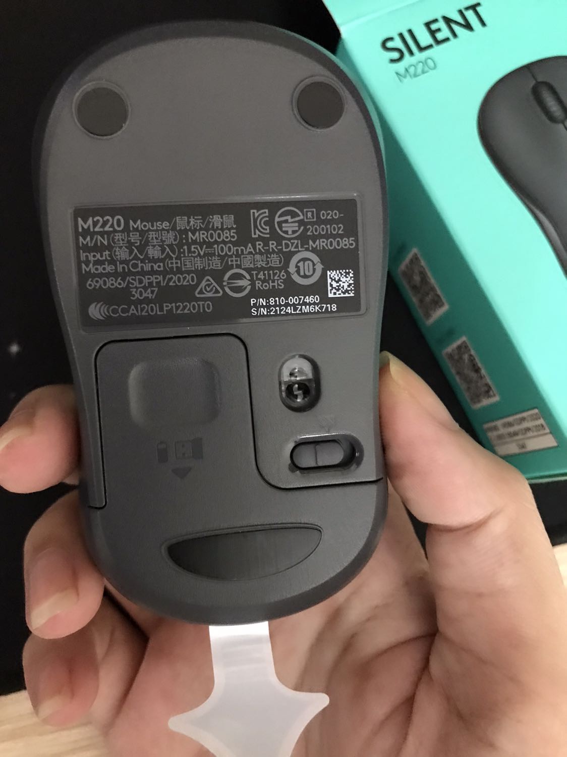 Đặt 13h50 mà 14h30 đã giao, nhanh như chớp, hàng niêm phong đầy đủ mới tinh, *** thử thấy chuột nhạy, bền hay ko thì sử dụng lâu mới biết, trc đây mua siêu thị con logitech B1000 có dây 29k mà dùng 5 năm rồi vẫn ổn, giờ thay bằng loại ko dây cho đỡ vướng víu