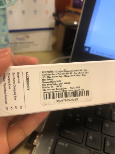 Mình chọn giao hàng nhanh shipper rất dễ thương bạn thấy chưa kịp thời gian quy định hệ thống thì đã chủ động gọi mình chờ
Về shop thì shop rất chu đáo và tư vấn nhiệt tình
Sản phâm mình dùng đến hôm nay mới feedback:
Cảm nhận là đẹp nhỏ gọn dễ thương
Tai nghe vừa khít tai
Bass nghe ấm
Đi đường nghe rõ âm thanh 
Pin lâu nha mình dùng tới giờ chưa sạc lại (mỗi lần dùng là 1-2h)
Kết nối đt hay laptop đều nhận nhanh

Cảm nhận chung là đáng tiền