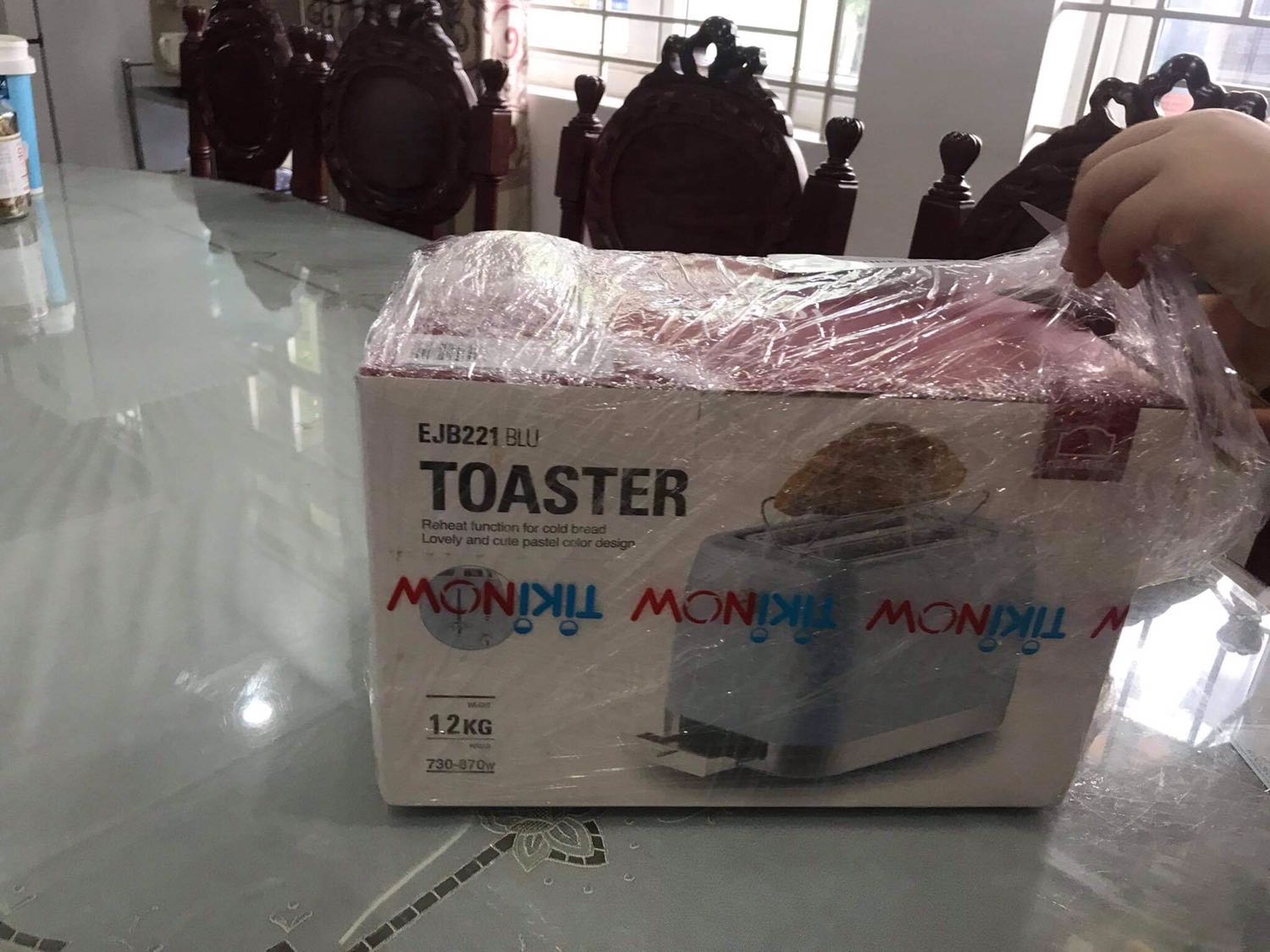 Mình mua cho bạn gái và được khen là màu xanh ngọc rất đẹp và sang. Giao hàng nhanh, nguyên vẹn. Nướng bánh mì thì nên để mức 1-1,5 là đẹp. Công cụ rất có ích cho buổi sáng ăn nhẹ. Lần đầu xài lên mùi nhựa là bình thường, giống như máy sấy tóc nhựa vậy, lần 2 là dùng bình thường.