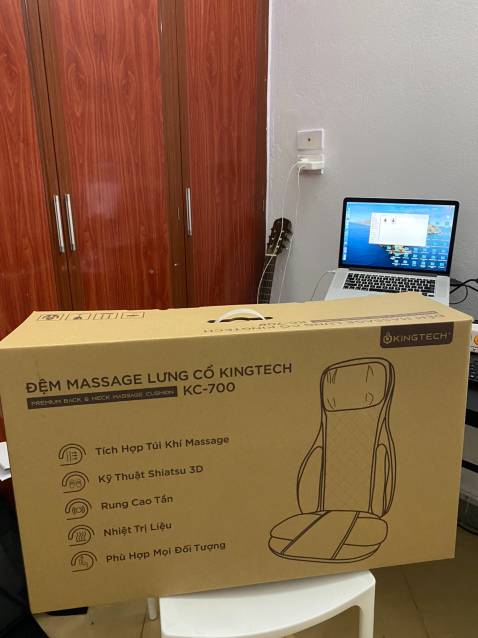 Hộp to và nặng lúc ship gọi ra bê tưởng nhầm. Đệm êm đặt vừa vặn ghế, dây cắm ổ điện không quá dài và to nên đặt một chỗ cố định và gần ổ để tránh đứt dây. Lúc massage thì không chê được, thoải mái lắm nhé. Lúc massage nên thay đổi các chế độ massage khác nhau vừa đỡ chán, vừa giúp hiệu quả massage tốt hơn.
