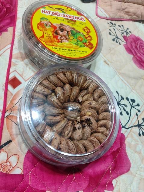 Giao hàng siêu tốc chưa đầy 24 tiếng ở xa 600km đã nhận. Hộp đẹp, sắp xếp hạt khéo léo 2 lớp là đầy mỗi hộp trông rất bắt mắt. Hạt to trà bá luôn. Giòn béo. Độ mặn vừa phải. Tiếc là lột vỏ hay bị vỡ nát không còn nguyên hột, tỉ lệ vở nát là 50/50. Điều đáng tiếc nữa là nắp hộp không có gai vặn kín, cũng không chụp lại cho kín được, chênh vênh. Nắp quá rộng hơn hộp nên khui ra phải ăn nhanh 500g cho hết hoặc trút ra cái bì khác cất kẻo hở gió dai nhách liền. Bất tiện và kém sang. Trừ 2 sao.