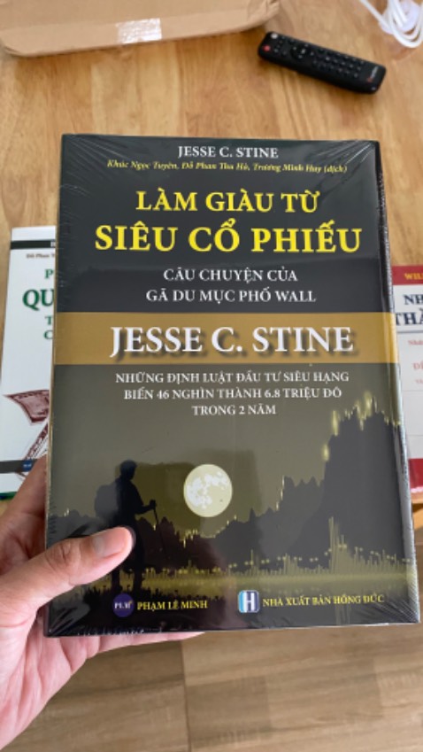 Nội dung sách phải nói tuyệt vời. Shop thì quá chu đáo, mình lỡ làm rớt rách gáy sách. Hỏi shop dán lại thế nào thì đc tặng luôn cho quyển mới. Tiếc là ko có 10 sao để tặng lại shop. Shop ra quyển nào mới thì mình sẽ ủng hộ tiếp luôn ạ!
