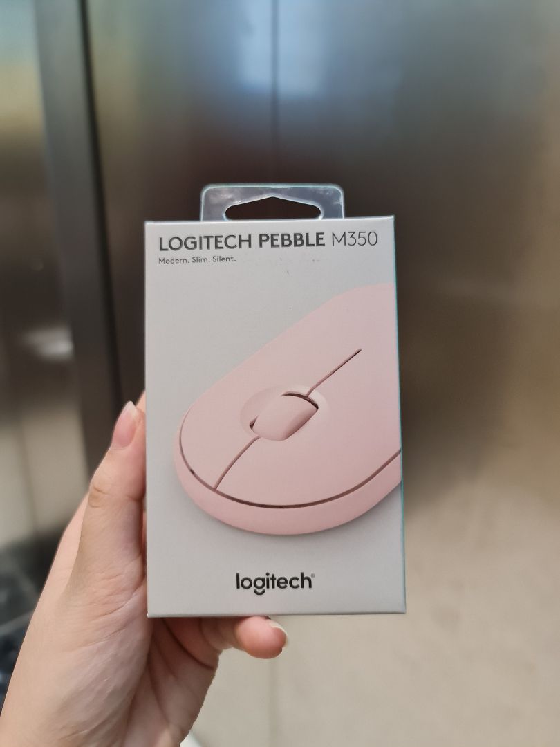 Chuột nhẹ và êm. Màu hồng rất xinh xắn. Chuột có thể kết nối bằng bluetooth hoặc bằng đầu thu nên rất tiện. Chuột hơi nhỏ và mỏng, ai mà tay to nên cân nhắc ạ. Dịch bệnh nhưng Tiki giao hàng nhanh. Giao trc so vs hệ thống 7 ngày liền :))) Mong là dùng chuột đc lâu dài nè