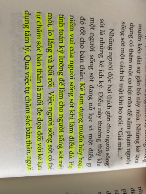 Một cuốn sách rất hay và bổ ích được viết bởi một nhà trị liệu tâm lí. Hầu như mọi người đọc sẽ tìm thấy chân dung khác nhau của những kẻ lạm dụng tâm lí trong này. Nhà trị liệu đưa ra những bằng chứng rất thuyết phục và những lời tư vấn có thể áp dụng. Sách đẹp, chữ rõ ràng, cám ơn shop và Tiki.