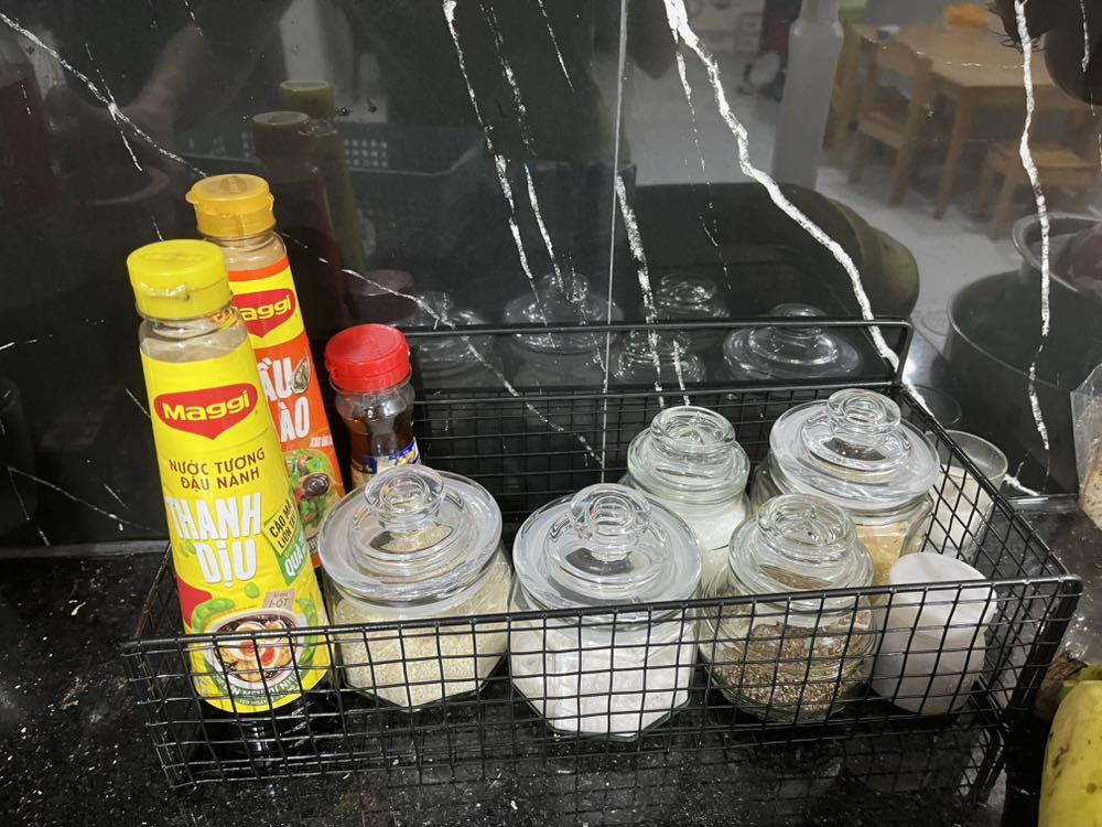 Kệ đẹp giống hình, nhưng thanh kệ mỏng yếu, nên nếu treo cao thì ko để được những chai nặng.