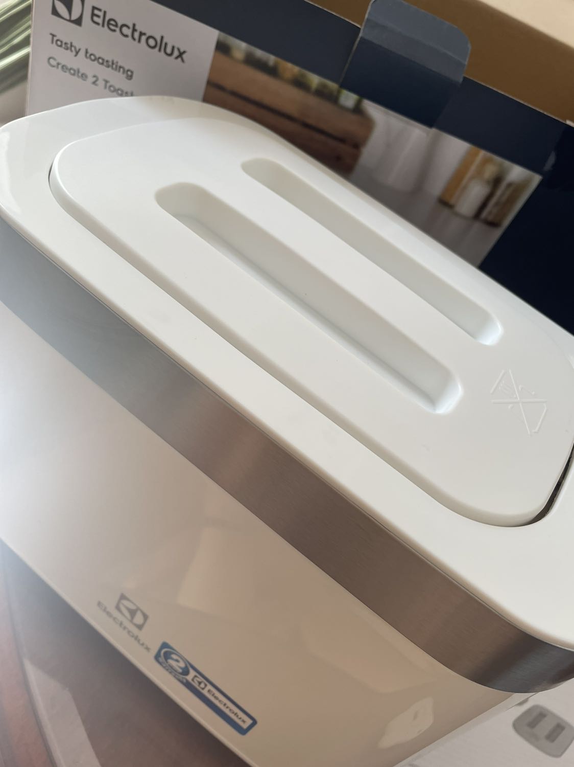 Tiki giao hàng nhanh hơn cả sự mong đợi. Đóng gói đẹp và chắc chắn. Máy nướng hơi nhẹ, nhưng không trầy không xước, mẫu mã và màu sắc đều rất đẹp. Chưa nướng thử nhưng nhìn chung vừa nhận hàng thì rất hài lòng