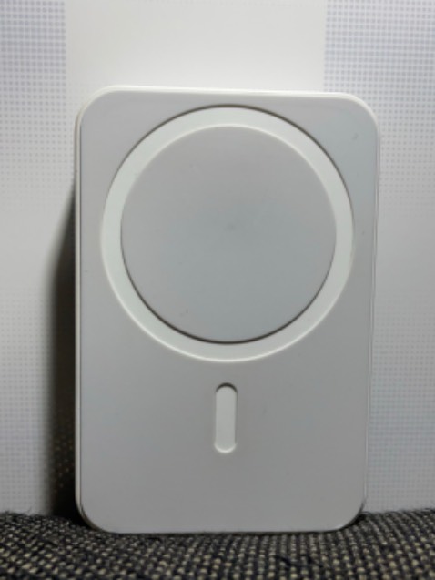 Sạc chậm = Ít nóng
Sạc nhanh = Nóng máy
Ở đây có sạc nhanh
Ưu điểm: Gọn, Tiện (Magsafe, Type C, Sạc nhanh)
Nhược: Vỏ nhựa, Sạc nhanh = Nóng