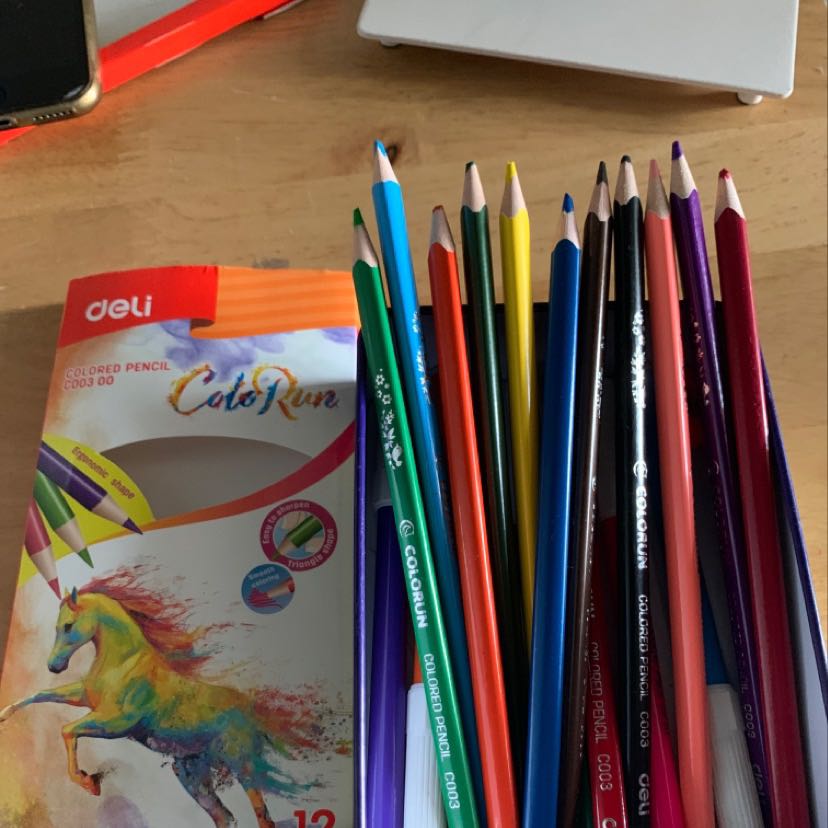 Chì mềm, dễ tô, tuy nhiên có 2 cây dễ gãy khi chuốt