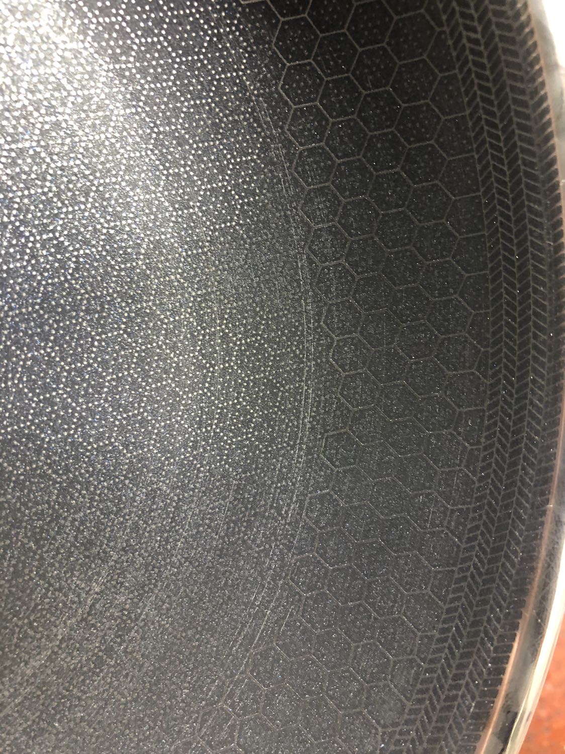 Chảo bị trầy như hình. Đang yêu cầu trả hàng :(. Mình đã mua 1 cái chảo y như vậy trực tiếp ở Siêu Thị thì ko bị