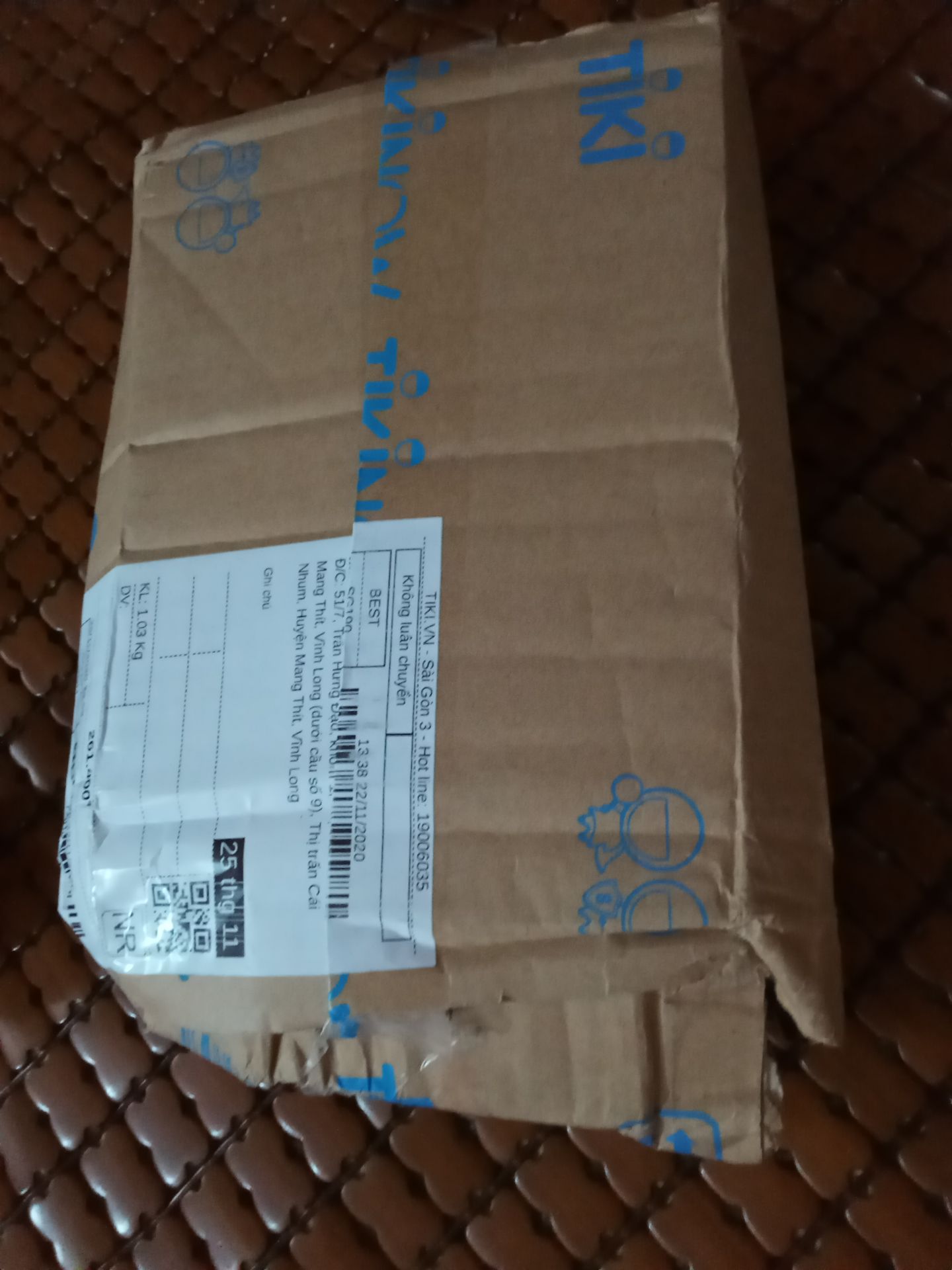 Tiki giao hàng nhanh, đặt hàng hôm qua lúc 13:00 nhưng sáng nay đã nhận được. Nhưng về đóng gói thì thiếu cẩn thận. Mình mua bên tiki nhiều năm nay thì đây là lần đầu tiên mình nhận được gói hàng tệ như vậy. Mong tiki khắc phục cho những đơn sau.