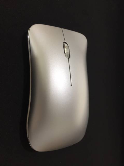 Chuột nhìn thiết kế đẹp, mềm mại cầm vừa tay khá thích 
hàng đầy đủ tem, mác chuẩn Hãng