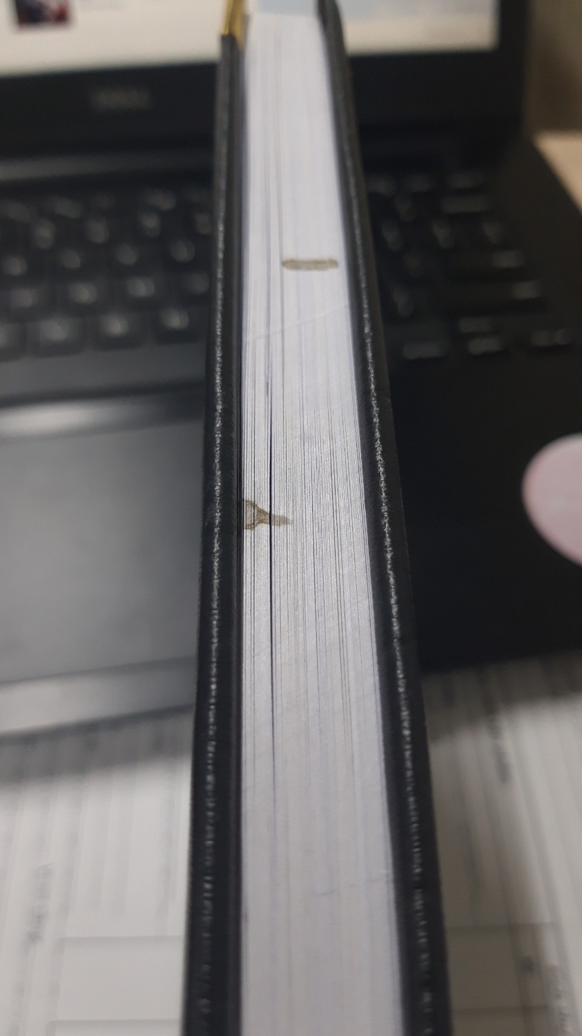 Số không thực sự đẹp lắm. Ô kẻ hơi dày.
Mình mua cho nhân viên đi đo cửa ghi chép nên cũng ổn.
Sổ dày, đóc góc mặt trước, giấy trắng, chất giấy viết bút bi thì ổn chứ viết bút nước hay bút mực thì khả năng là nhòe sang trang sau.