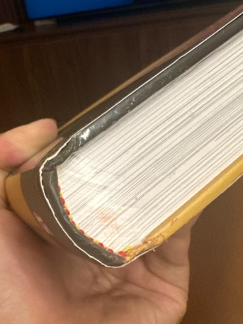 Sách hay, vừa để đọc vừa để trang trí. Nhưng cuốn sách này rất là nhàu, cũ, góc sách bị bẹp, tay ai bẩn tạo vết trong một vài trang. Rất chi bực bội.
P/s: Cửa hàng đã liên hệ và đổi sách khác. Từ 1 sao thành 4 sao. Cuốn sách như vậy không hề là do vận chuyển, lưu ý sự trung thực khi bán hàng.