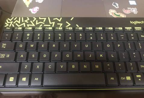 Bàn phím có trọng lượng khá nhẹ. Phù hợp để mang theo/di chuyển. Độ nhạy phím tương đối tốt. Lực gõ phím nhẹ. Độ nảy phù hợp với loại bàn phím giả cơ này. Âm thanh bàn phím khá êm. 

Chuột vừa tay cầm. Tốc độ di chuyển tương đối mượt chấp nhận được, tuy đôi lúc độ đáp ứng có hơi lag và giựt.

Vừa mới sử dụng, chưa nhận xét được độ bền.

Shop đóng gói cẩn thận. Có tặng kèm pin. Giao hàng đúng thời gian. Không thấy phiếu bảo hành.