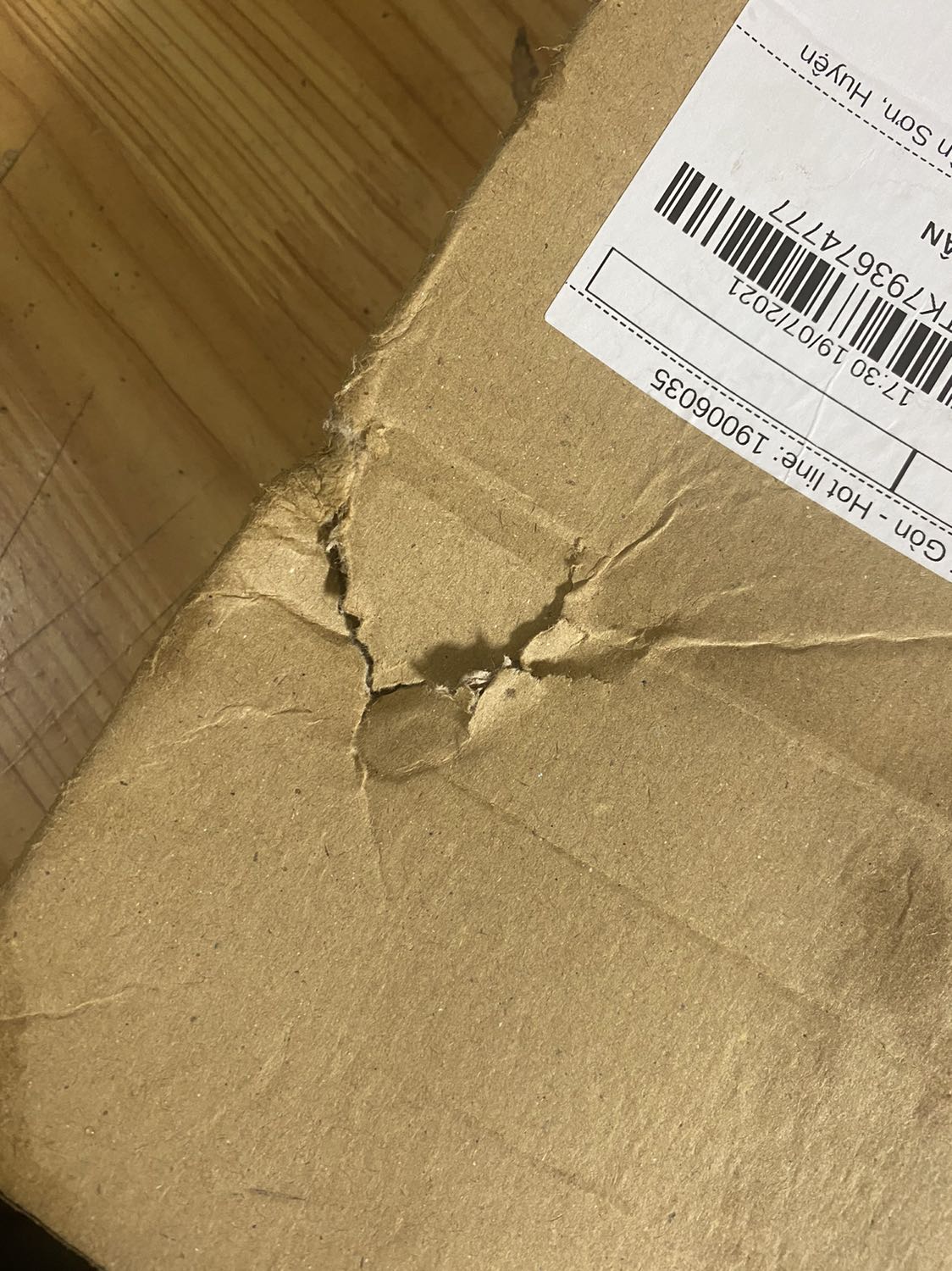 Bút có vẻ hơi cũ nhưng mua được với giá giảm có ~19k/cây thôi rất hời bút chính hãng nha mùa dịch nhưng giao hàng vẫn khá nhanh. Mặc dù gói hàng hơi sơ xài.