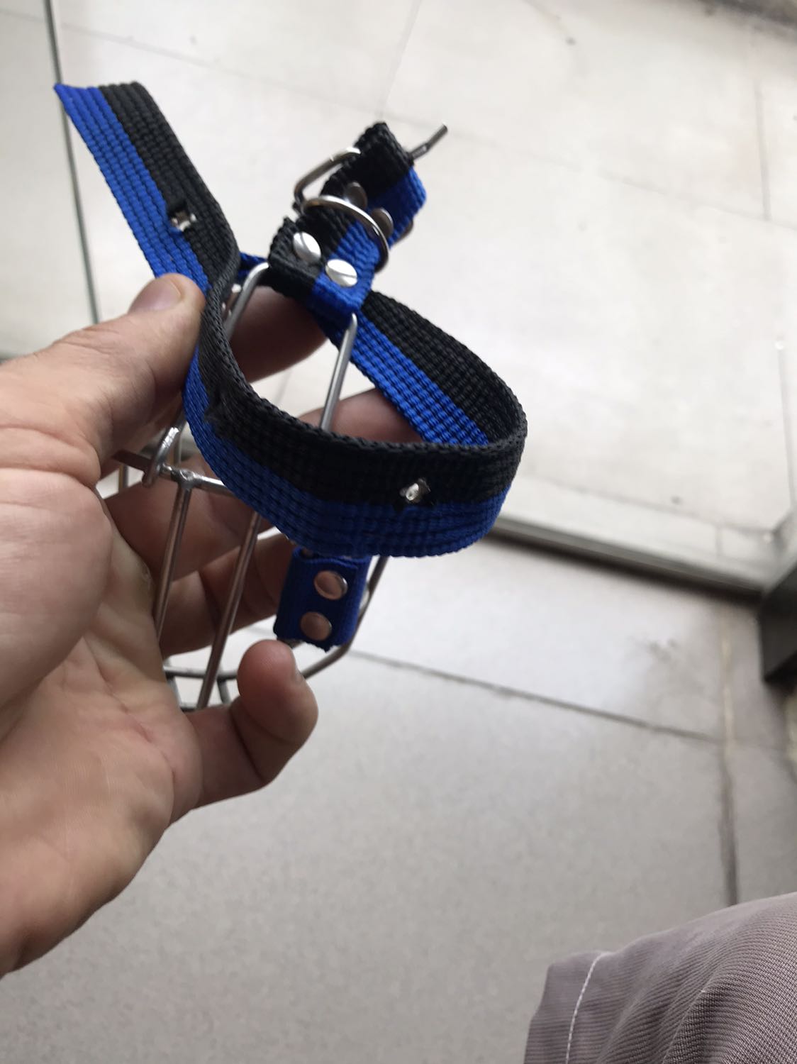 Dây đai tệ quá, khoen lỗ chốt chưa xài đã bong, mối hàn thô lắm, sản phẩm không xứng tầm với giá, thiếu thẩm mỹ khi dẫn thú cưng ra ngoài Dây đai tệ quá, khoen lỗ chốt chưa xài đã bong, mối hàn thô lắm, sản phẩm không xứng tầm với giá, thiếu thẩm mỹ khi dẫn thú cưng ra ngoài