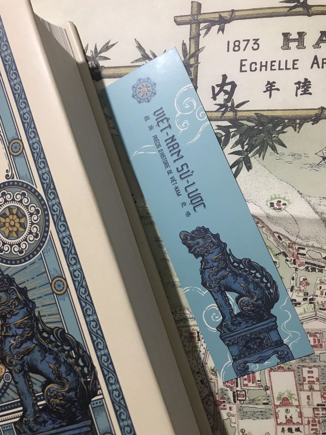 Ban đầu khi mình nhìn trên mạng mình không nghĩ bên ngoài sách lại to và đồ sộ như vậy. Cuốn sách rất dày, cầm lên đọc thì bao phê luôn. 
Vì như mình đã chia sẻ thì đây là cuốn nói về lịch sử Việt Nam nên nó rất dày không thể nào mà đọc xong hết ngay được nhưng khi mới đọc lời giới thiệu cùng phần đầu của sách mình thực sự cảm thấy rất cuốn vì những gì nội dung sách sẽ truyền tải cũng như thấy được sự kì công của bên nhà xuất bản Đông A vì đã cố gắng để giúp cho sản phẩm được hoàn thiện một cách trọn vẹn nhất. Đông A không chỉ là tạo sự thị hiếu cho độc giả về hình thức trang nhã bên ngoài mà còn làm rõ hơn, sáng hơn phần nội dung bên trong. Sách tuy hay nhưng được biên soạn trong thời gian ngắn nên không tránh được sai sót về mặt thông tin thì cũng đã được bên Đông A chú thích bên dưới. 
Ngoài ra thì sách cũng bị ảnh hưởng bởi quan điểm của Trần Trọng Kim mà theo nhà sử học Trần Huy Liệu gọi là “nặng quan điểm thực dân”. Vậy nên chúng ta là những người đọc cũng cần phải có cho mình những quan niệm và chính kiến riêng để không bị tác động, “gió chiều nào theo chiều ấy” trong bất kì tác phẩm, cuốn sách nào nha.
Chốt lại nếu ai đang muốn tìm hiểu về lịch sử nước nhà hay chỉ đơn giản muốn tìm nguồn cảm hứng học sử thì đây chắc chắn là cuốn sách phù hợp cho mọi người. Ban đầu nhìn giá sách hơi cao nhưng phải nói mua về, trải nghiệm nó rồi thì mình mới thấy nó thực sự rất xứng đáng.