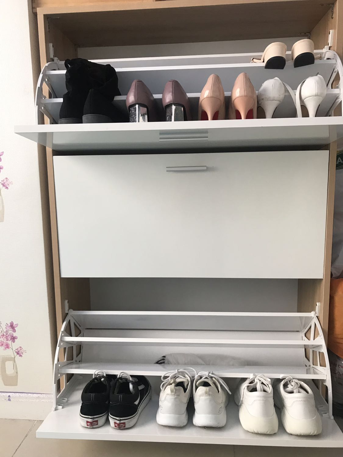 Rất đẹp. Tuy nhiên bản lề không phải bằng sắt. Chưa biết độ bền ra sao