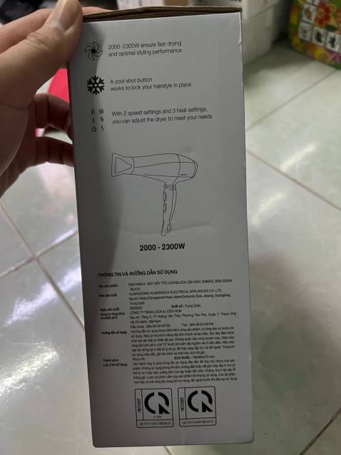 Ngoại quan: Sản phẩm có ngoại quan tương đối giống với mô tả; đi kèm có 2 đầu sấy; có phiếu bảo hành sản phẩm.
Xuất xứ: Thương hiệu Lock&Lock của Hàn Xẻng. 
Sản xuất: Tại China anh hùng. 
Chất lượng: Máy sấy tóc làm bằng nhựa và kim loại, màu đen; máy có 3 chế độ: nóng, ấm, mát. Máy sấy tóc mạnh và mau khô.
Đóng gói: Sản phẩm được đóng gói tốt. 
Thời gian giao hàng: Do có sử dụng gói Tiki Now nên thời gian giao hàng nhanh, đặt từ 23:32 11/12/2021 đến 8h30 cùng ngày sản phẩm đã được giao đến. 
Thái độ nhân viên giao hàng: Ổn, chịu hợp tác với tôi trong việc giao hàng. 
Giá sản phẩm: Mua hàng canh lúc sales và có thêm mã giảm giá nên mua được với giá 429k, miễn phí ship. 
Tổng quan: Sản phẩm phù hợp với những ai muốn sử dụng hàng chính hãng với một giá tiền và chất lượng sản phẩm tương đối. Bên cạnh đó, thời gian và dịch vụ giao hàng ổn. Cảm ơn mọi người đã đọc.