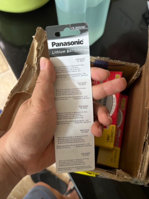 Hàng không rõ nguồn gốc. Không phải hàng chính hãng như shop mô tả  . Theo mình được biết thì hàng chính hãng là hàng có nhãn phụ do Panasonic Việt Nam nhập khẩu và phân phối. Đề nghị Tiki xem lại