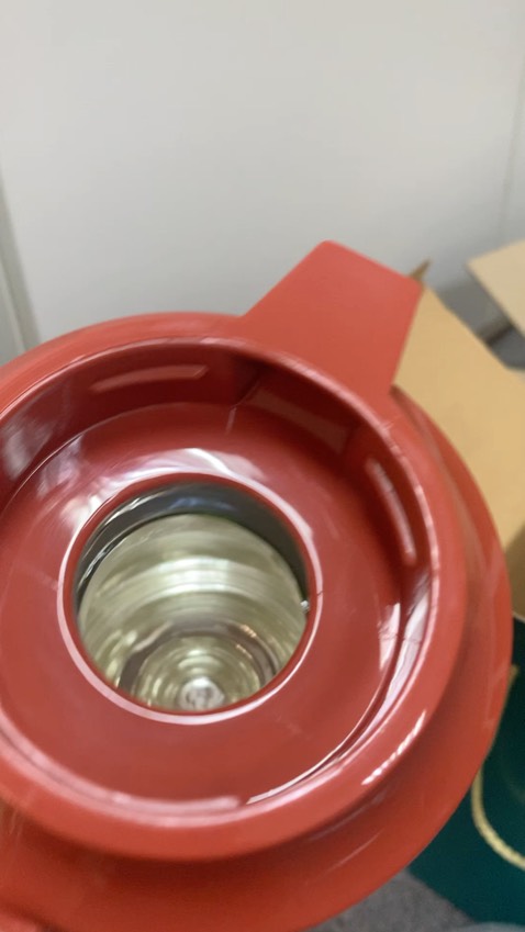 Ruột phích đã bị bể. Yêu cầu bên bán đổi lại hàng khác