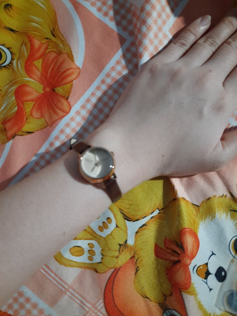 Đồng hồ này đeo lên tay nhìn xinh xắn, dễ thương, có thẻ bảo hành của Julius trong hộp. Tuy nhiên, điểm trừ cho mẫu thiết kế này là mặt đồng hồ nhỏ nhưng lại quá dày, nhìn nghiêng rất thô.