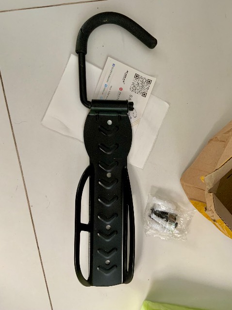 Đồ tốt, giá hợp lý, đệm quấn chống trầy xước vành để treo móc xe có vẻ hơi dinh dính chắc 1 thời gian sau phải kiếm miếng lót khác thay . Chờ ship gần 6 ngày hơi lâu chắc do mưa bão.