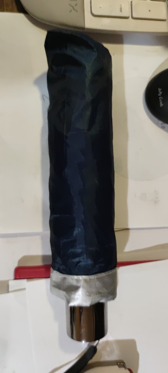 Ô thường không phải tự động. Bấm chỉ cupjlaij như mọi cái ô khác còn không bấm mở được. Đặt mua ô màu xanh Navy thì nhận được ô màu đỏ !!!!! 
Cách bán hàng *** thế này mà vẫn tồn tại ở TIKI được kể cũng lạ ?????