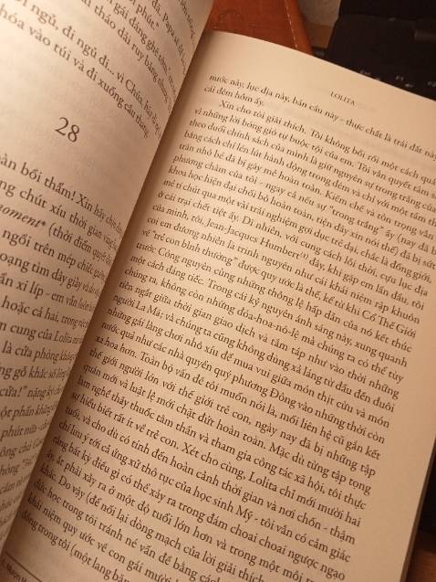 E rất thích tiki vì lần nào giao hàng tiki đều bọc kĩ và gửi rất nhanh và lần này giao cũng nhanh nhưng khi e mở hộp ra thì e lại ko thấy sách được bọc gì khiến cho rìa sách bị dập và cong vào cả trang sách
Với một đứa thích sự hoàn hảo thì e ko thích việc này nhưng xét tổng quát thì sách giao rất mới, ko có vết cào xước và mực in cũng rất rõ nhưng mong tiki chú trọng hơn trong khoản bọc sách ạ