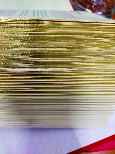 Sách có nội dung tuyệt vời, kinh điển, phù hợp cho bất cứ ai muốn hiểu biết nhiều hơn về các từ Hán-Việt. 
Đáng tiếc là vì sách quý nên NXB sơn nhũ các gáy, dính bết nên rất khó giở trang lần đầu. Tôi buộc phải cắt góc một số chỗ, nếu không thì phải làm nhàu các trang khi giở ra. Đau lòng lắm, NXB hay có bạn nào có mẹo giở ra được không?