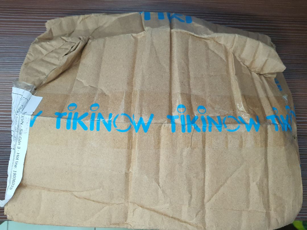 Sản phẩm đúng như bên bán hàng cung cấp. 
Tuy nhiên Tiki đóng hàng dở quá, móp méo hết cả thùng hàng.
Rất mắn là bên trong đóng gói cẩn thận. Giả sử nếu là hàng dễ vở thì sẽ thế nào?
Hy vọng Tiki sẽ sớm cải thiện trong tương lai gần.