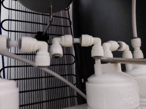 Sản phẩm như hình, hàng chính hãng (logo hãng được in nổi trên sản phẩm), lắp vào và hoạt động không có sự cố gì. Ai muốn tự tháo lọc thì lấy kéo hay dao nạy nhẹ phần màu xám ở dưới nhé (như trong ảnh).