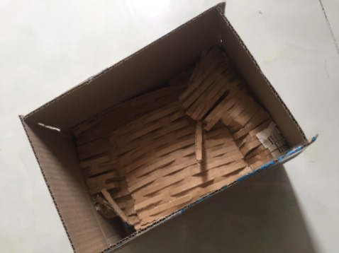 Sách mới,  bìa sáng bóng. Mặt sau sách có vết lõm và xước hơi xót 😢