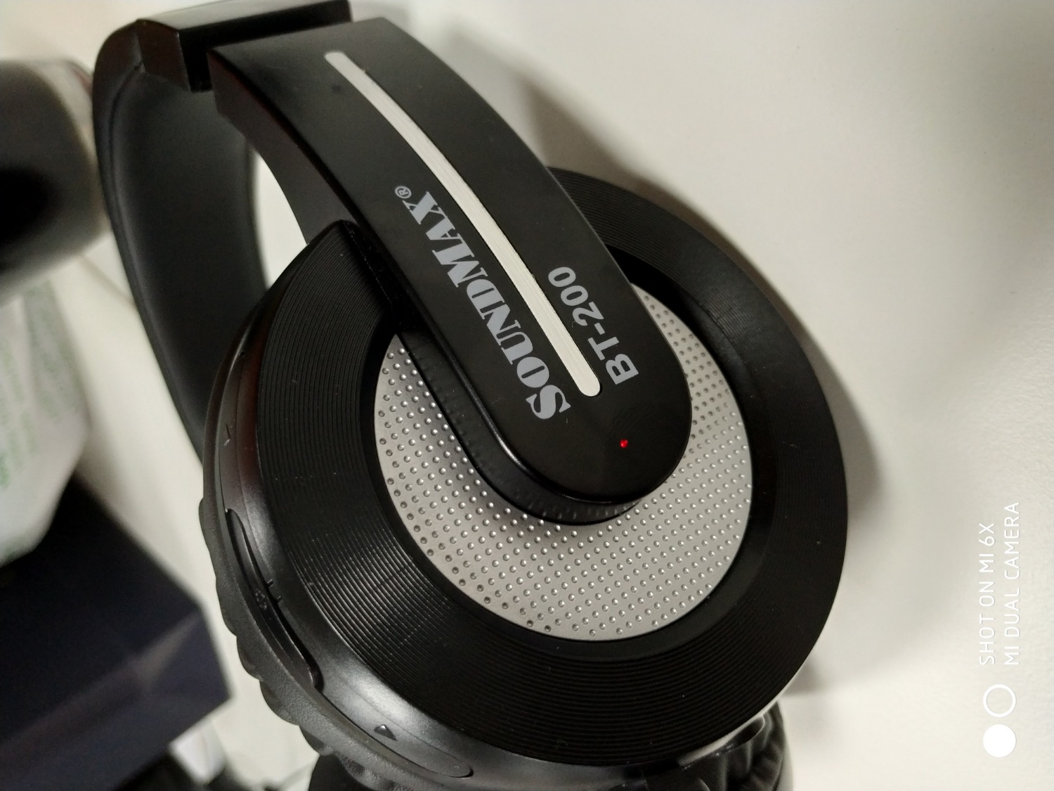 Nghe nhạc bình thường, nút bấm gia công kém, lỏng lẻo,
được 2 hôm sử dụng, nút nguồn bấm có vấn đề, đèn báo màu đỏ, ko tắt đi đc