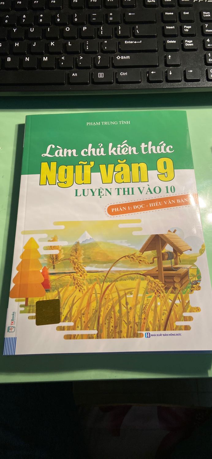 Sách về rất nhanh. Đặt tối hôm trước mà hôm sau đã nhận được hàng. Vì quyển này nhỏ và mỏng hơn 2 quyển kia nên k bị nhăn hay long gáy sách. Rất mong tiki xem xét lại khâu đóng gói. Đóng gói rất ẩu. 
Hài lòng vì sách trình bày đẹp, bắt mắt. Chất lượng giấy và in ấn rất, rõ chữ.
Nội dung thì chỉ là kiến thức căn bản thôi. K có gì mới mẻ đâu.