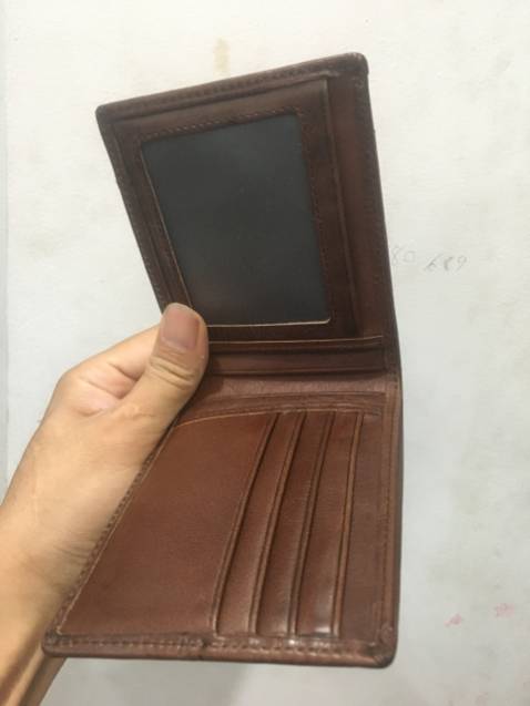 Ví nhìn rất xịn sò. Có hộp đựng thanh lịch. có the Bảo hành 12 tháng nữa. Đóng gói rất cẩn thận. Màu như hình TKs Shop mình cho 5s