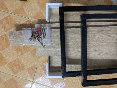 Giao hàng nhanh hơn mong đợi (dự kiến là 14/11 sẽ nhận hàng nhưng 04/11 đã nhận được hàng). Shop có tâm khi chèn thêm miếng xốp ở các góc bàn (cái này thì mình hơi lo do đọc một số nhận xét về việc vận chuyển khiến góc bàn bị hư). Có đầy đủ tua-vít lẫn ốc để lắp ráp bàn. Dễ lắp ráp, mình chỉ cần khoảng hơn 10 phút là lắp ráp xong. Dù chân bàn hơi cập kênh một xíu nhưng lót 1 miếng bìa các tông là hết. Với một chiếc bàn như thế này thì phải nói là giá quá ổn luôn. Nói chung là rất hài lòng với sản phẩm này.