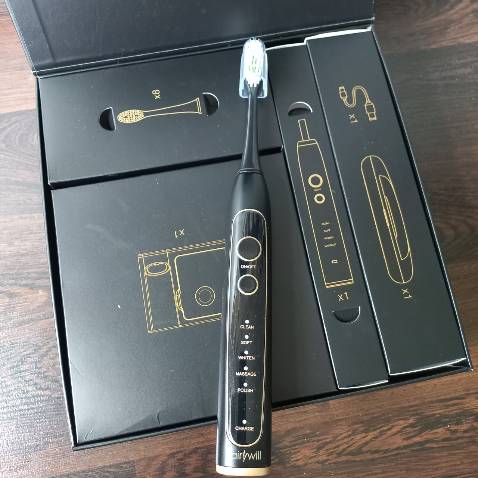 Giao hàng rất nhanh, trong vòng 2 ngày.
Hàng mới, kiểu dáng đẹp, chắc chắn, dễ lắp ráp.
Hộp đựng gọn gàng: Có 8 bàn chải (3 loại khác nhau) + Hộp khử trùng kiêm sạc pin + Hộp du lịch để đựng bàn chải kiêm sạc pin và khử trùng.
Bàn chải mạnh, dễ sử dụng, có 5 chế độ. Chế độ soft dễ chịu hơn clean (hơi ê răng).
Không cần dùng nước nhưng chân răng vẫn sạch.
Pin thì phải chờ thêm thời gian mới biết được.
Thương hiệu Đức nhưng do Trung quốc sản xuất nên giá cả khá hợp lý.