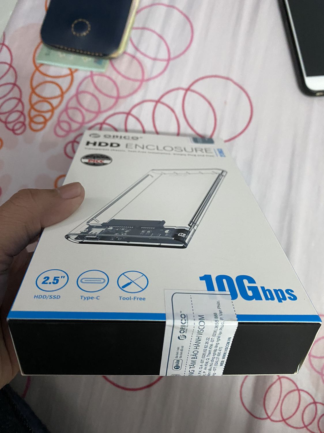 Giao nhanh như Tiki rất đáng tiền, hàng chuẩn, box đẹp tuy nhiên màu trong quá, màu nâu khói sẽ đẹp hơn nhiều. Có 2 cáp c to c và c to usb 3.0 nên rất tiện cho các bạn kết nối với cả laptop cao cấp lẫn đời cũ.