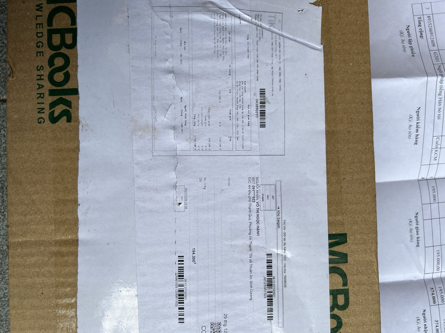 Shop ơi, giao nhầm hàng cho tôi rồi. Tôi đặt là 10 truyện tranh, giờ nhận hàng là đơn hàng khác rồi? Xử lý sao giờ shop?Địa chỉ giao hàng và người nhạn khác nhau?