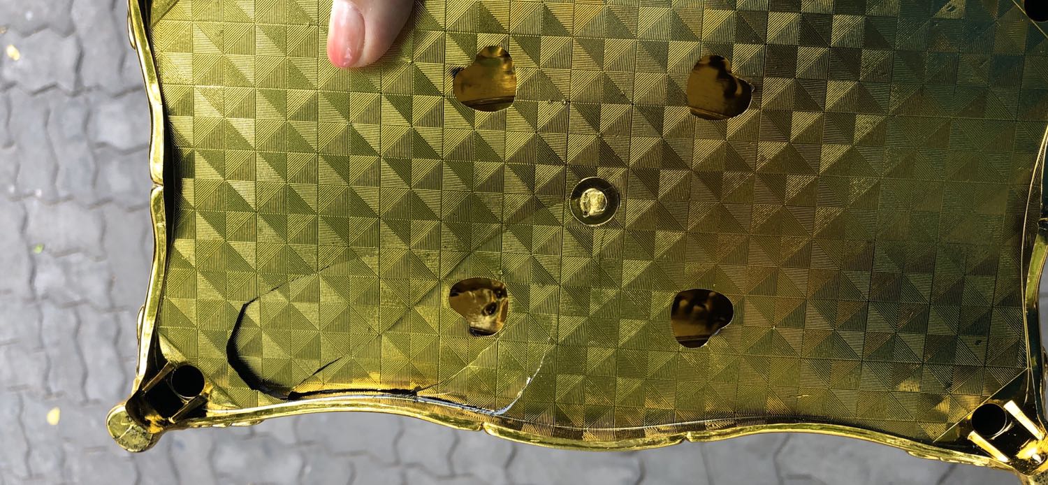 Hôm nay mình vừa nhận sản phẩm. Nó đẹp nhưng bị vỡ ở dưới. Mình có thể được đổi sản phẩm mới không?