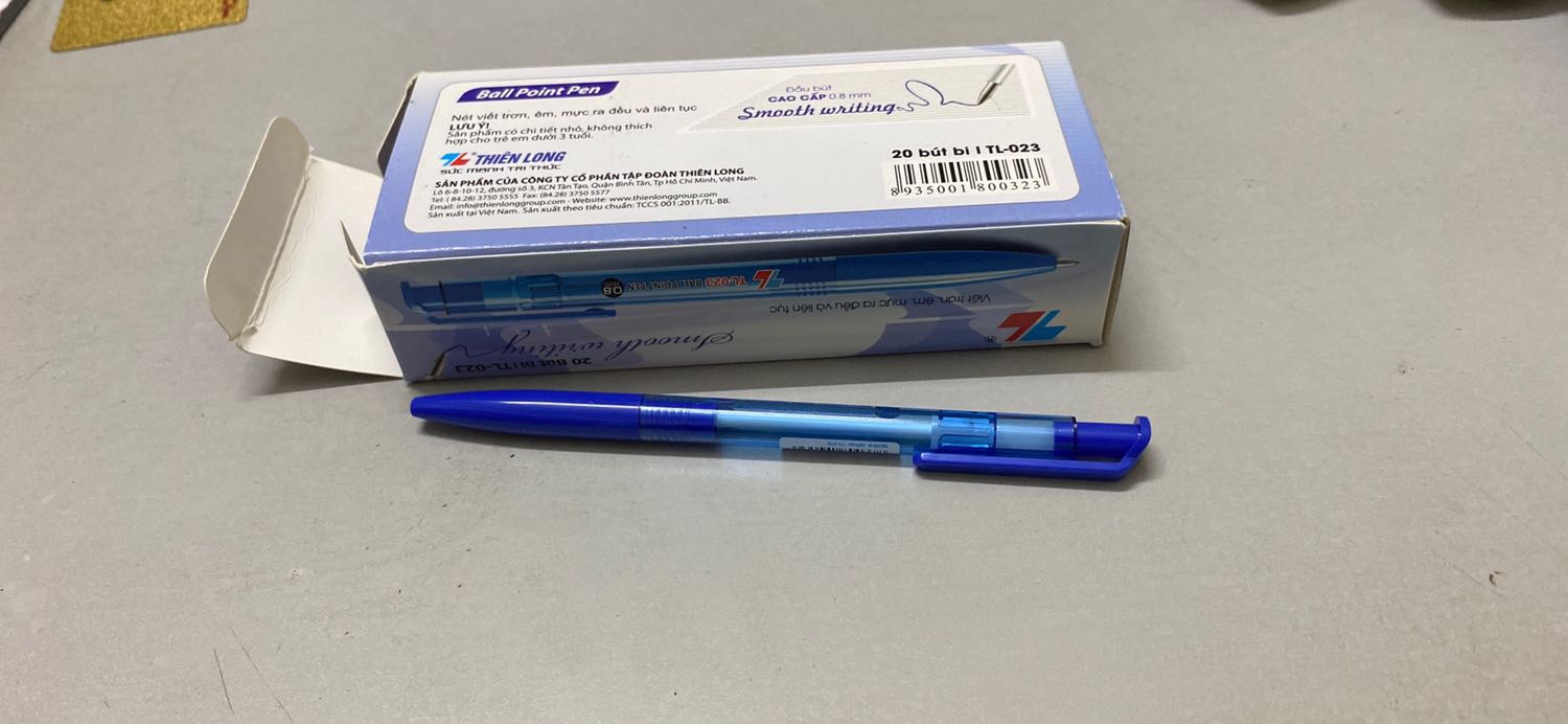 Mình dùng cây bút này từ năm mình cấp 2, nét bút rất trơn tru, mực ra đều, không bị bắn mực. Đến năm mình cấp 3 mình vẫn dùng, luôn được mọi người trong nhà ưa chuộng. Sản phẩm giao nhanh, nhân viên phục vụ tốt, nói chung là mình ưng!