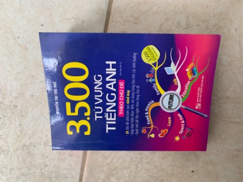 Sách tốt, dễ cho người học bắt đầu, sắp xếp logic theo trang N,V bảng chữ cái, sách 419 trang có mã Qr quét file nghe đa số các từ căn bản. Nhà sách bán 70 trên tiki bán 5 mấy k thôi.