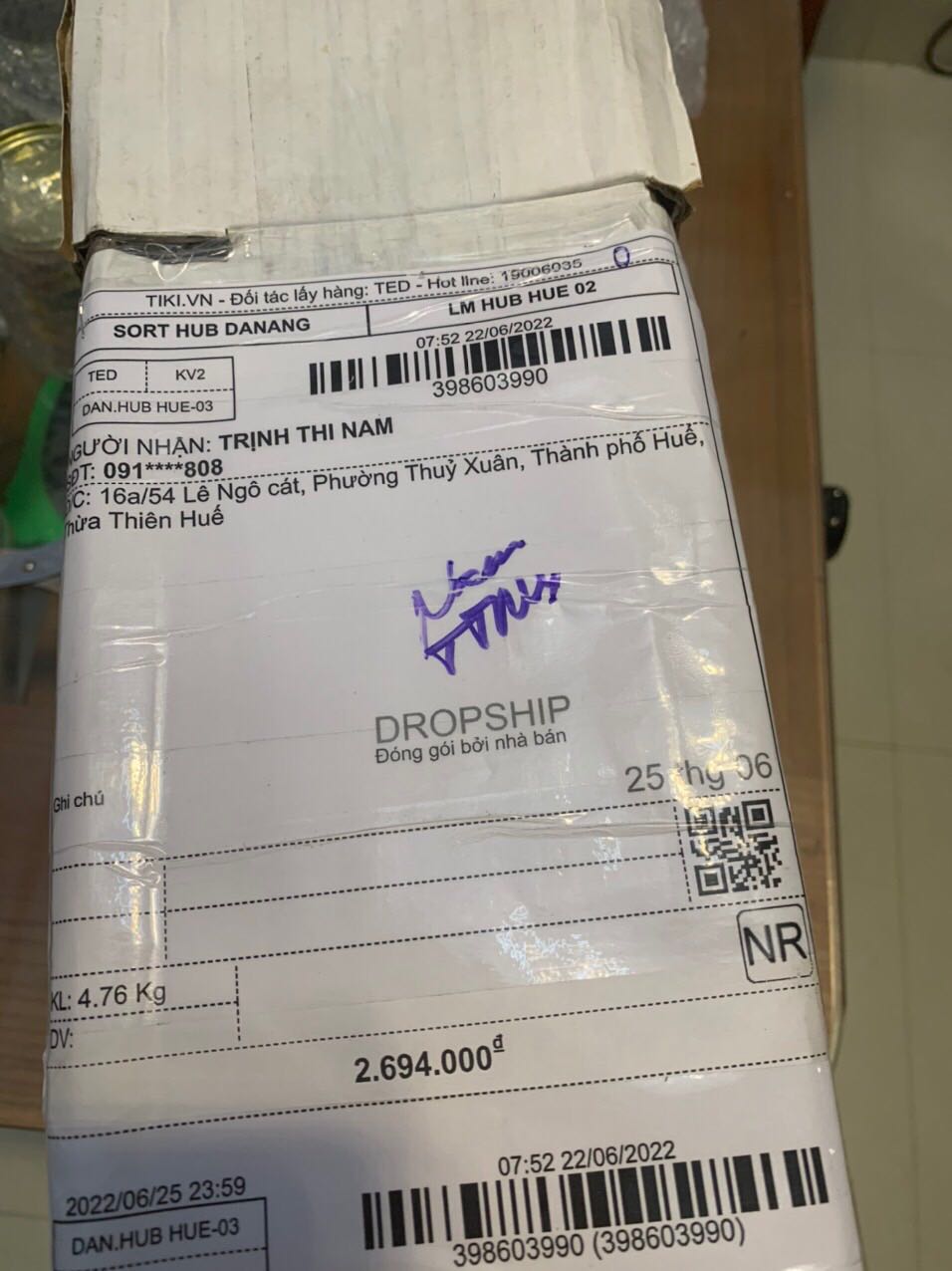 Sop oi minh mua 4 hop sao sop giao co 2 hop vay