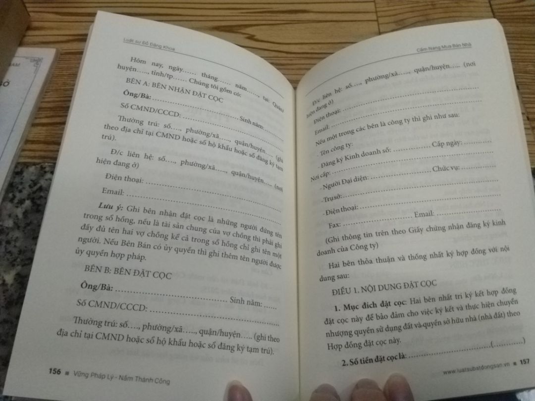 Nội dung sách nói về các chủ đề nền tảng, cơ bản, tập hợp những kiến thức đã có sẵn từ pháp lý do nhà nước tạo ra, các vụ *** có sẵn trên báo mạng.

Theo tôi thấy, sách ko có chia sẻ nhiều về kinh nghiệm bản thân tác giả về các chiêu trò, mưu kế trong việc mua bán nhà. 

Đa phần kiến thức về thủ tục giấy tờ, pháp lý, đi đâu làm gì để cho ra sổ.

Tóm lại ai chưa có nền tảng gì về thủ tục, pháp lý mua bán nhà, nên mua.

PS: Ngoài ra, phần phụ lục về các bản mẫu hợp đồng, có cho website để tải file văn bản, thì vào đó nhưng ko biết văn bản mẫu nằm ở đâu.