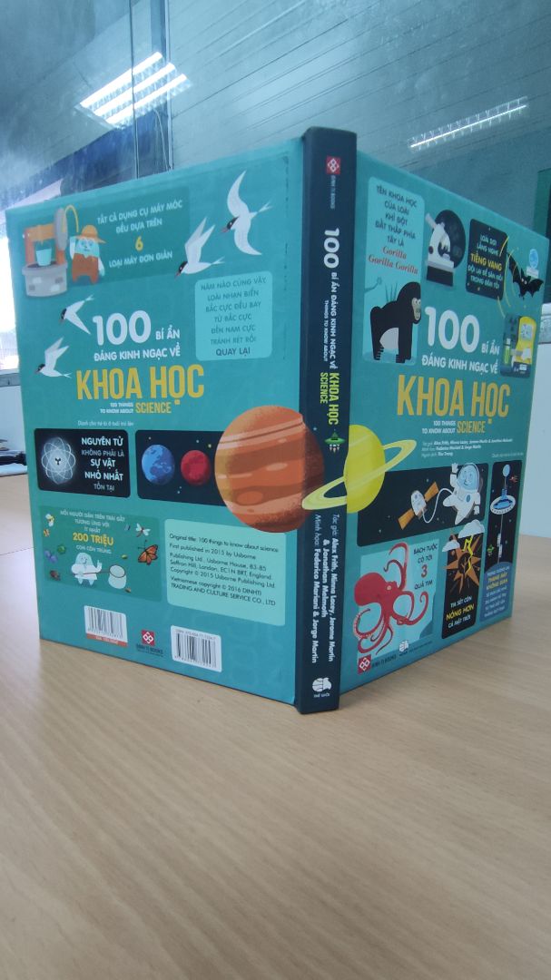 Tiki giao hàng nhanh như thường bất chấp dịch covid, tuy nhiên hộp của mình bị rách nát, may mà sách chỉ bị hơi quăn thôi
giá sản phẩm vẫn rẻ và chất lượng. mua sách mình vẫn chọn tiki nhưng các bạn nên cẩn thận khâu đóng gói và giao hàng nhé