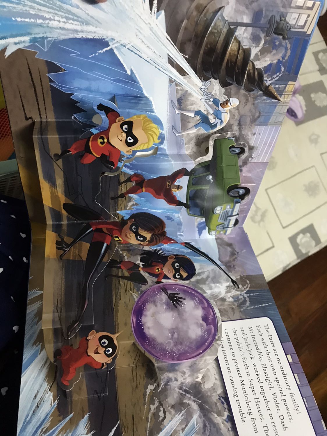 Cuốn sách pop up các cảnh trong phim Disney Pixar. Sách gồm 4 cảnh trong 4 phim: Toy Story, Monster Inc, The Incredibles, Finding Dory. Mình rất thích cuốn sách này.