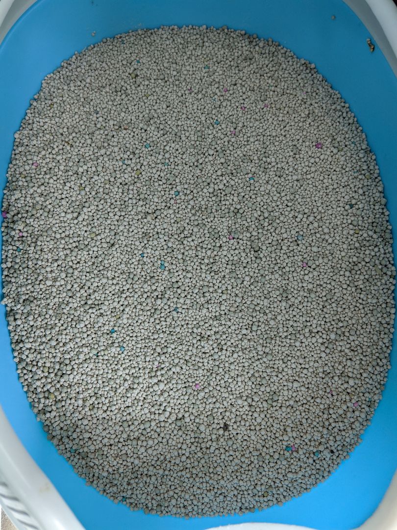 Loại này thấm hút tốt hơn hẳn loại cát Nhật trước đã dùng, nhưng mùi thơm thì chỉ thỉnh thoảng thôi gần như ko ngửi thấy. Độ bụi hơi nhiều khi đổ ra. Nguyên túi 8l là 4.3kg, ổn hơn so với cát Nhật trước đây mình mua mấy lần (8l chỉ có 3.7kg, bằng loại 5l khác).